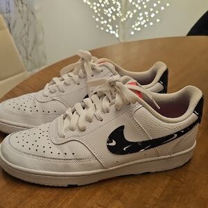 Classic White Sneakers with Black Logo Nike SIZE 7 Womens